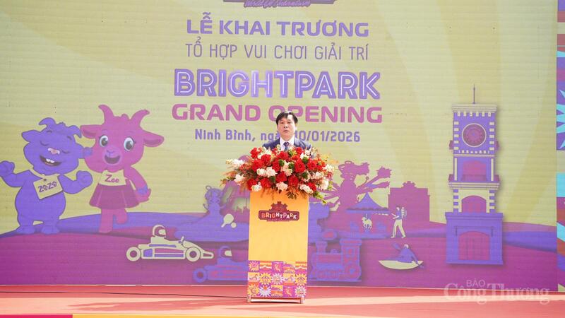 Ông Nguyễn Anh Chức - Ủy viên Ban Thường vụ Tỉnh ủy, Phó Chủ tịch UBND tỉnh Ninh Bình phát biểu tại lễ khai trương. Ảnh: Diệu Linh