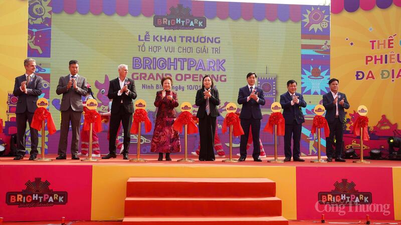 Nghi thức cắt băng khai trương Tổ hợp vui chơi giải trí BrightPark tại tỉnh Ninh Bình. Ảnh: Diệu Linh