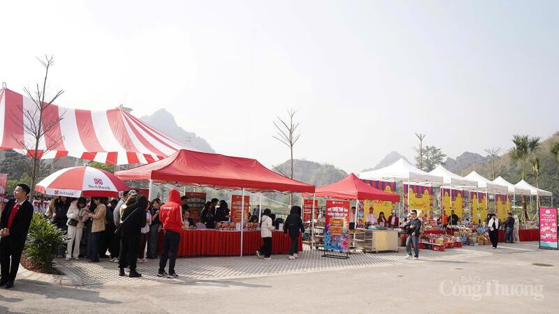 Các gian hàng lưu niệm, sản phẩm đặc trưng vùng miền thu hút sự quan tâm của du khách. Ảnh: Diệu Linh