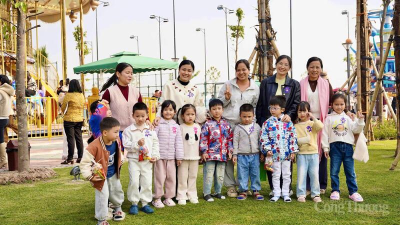 Nhiều gia đình đưa trẻ nhỏ tới tham quan, trải nghiệm tại BrightPark. Ảnh: Diệu Linh