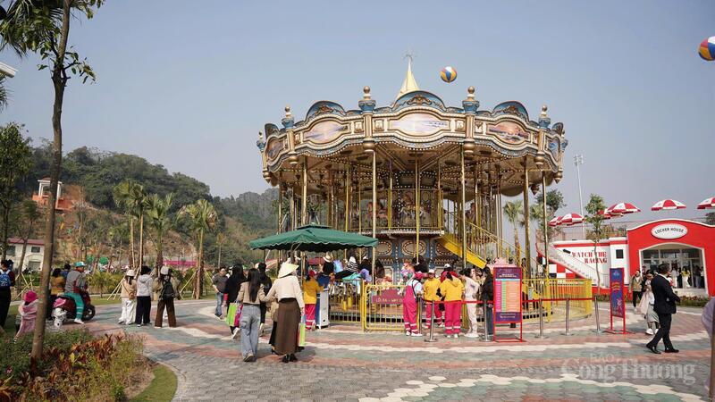 Các khu vui chơi thu hút đông đảo bạn trẻ đến trải nghiệm. Ảnh: Diệu Linh