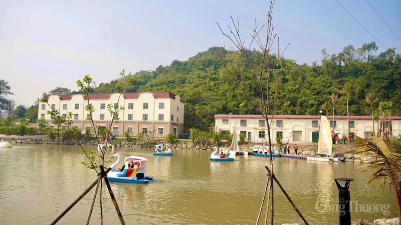 Không gian chèo thuyền, đạp vịt tạo điểm nhấn vui chơi, giải trí ngoài trời. Ảnh: Diệu Linh