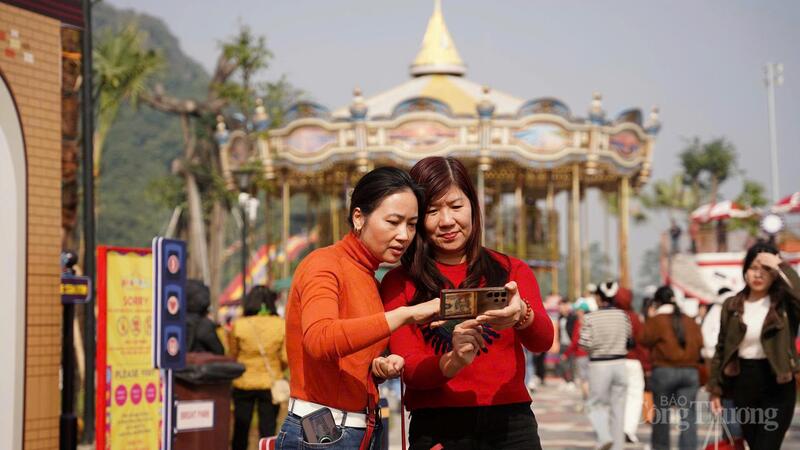 Người dân tham gia trải nghiệm ngay trong ngày đầu mở cửa. Ảnh: Diệu Linh