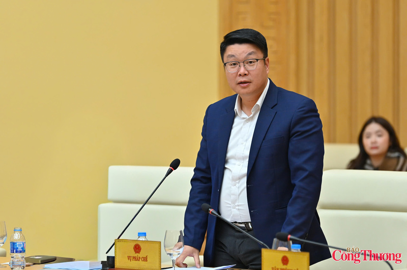 Ông Phạm Thành Trung - Phó Vụ Pháp Chế (Bộ Công Thương) góp ý tại hội nghị. Ảnh: Nam Nguyễn