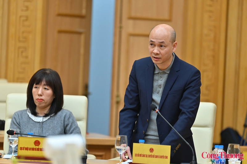 Phó Cục trưởng Trần Minh - Cục Đổi mới sáng tạo, Chuyển đổi xanh và Khuyến công phát biểu tại hội nghị. Ảnh: Nam Nguyễn