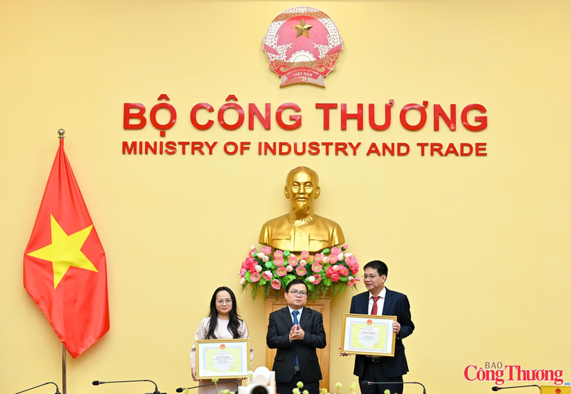 Thứ trưởng Bộ Công Thương trao bằng khen cho tập thể, cá nhân công chức, viên chức, người lao động đã có thành tích xuất sắc. Ảnh: Nam Nguyễn
