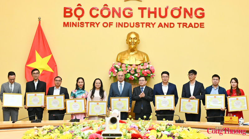 Thứ trưởng Bộ Công Thương trao bằng khen cho tập thể, cá nhân công chức, viên chức, người lao động đã có thành tích xuất sắc. Ảnh: Nam Nguyễn