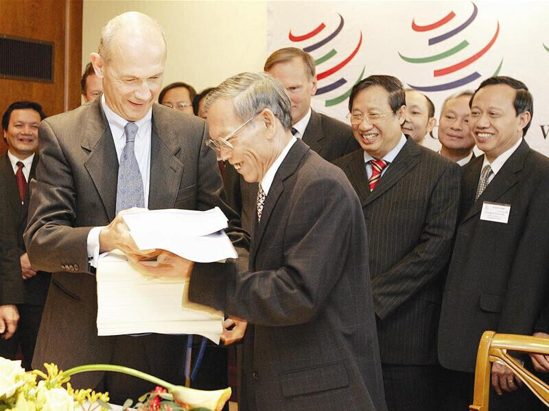 Ngày 7/11/2006, Bộ trưởng Bộ Thương mại Trương Đình Tuyển và Tổng Giám đốc WTO Pascal Lamy ký Nghị định thư về việc Việt Nam gia nhập WTO