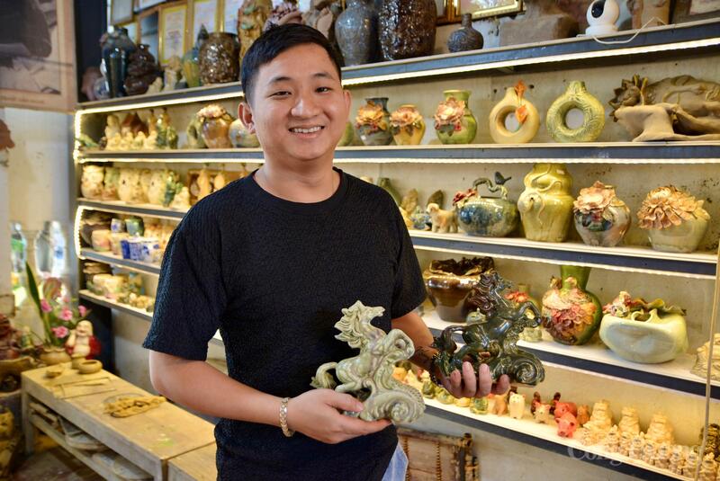 Ngoài các đơn hàng đặt trước, cơ sở gốm của anh Lâm sản xuất hàng sẵn phục vụ khách du lịch đến tham quan mua trực tiếp. Ảnh: Ngọc Thảo