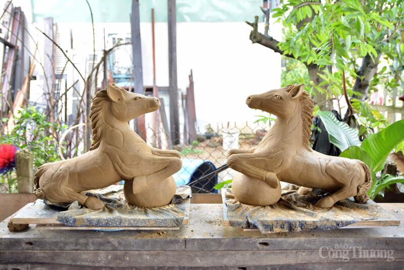 Tác phẩm của nghệ nhân Nguyễn Văn Hoàng thể hiện dáng ngựa chồm cao, tượng trưng cho khí thế tiến lên trong năm mới. Ảnh: Ngọc Thảo