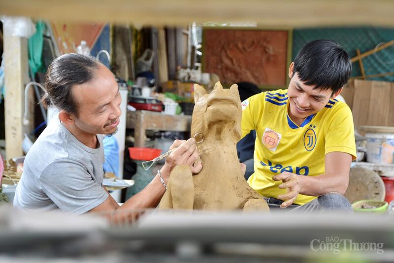 Những chú ngựa gốm hình thành từ tâm huyết của các nghệ nhân hứa hẹn sẽ tạo nên diện mạo rực rỡ cho làng nghề trong dịp tết Bính Ngọ 2026. Ảnh: Ngọc Thảo