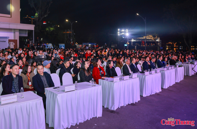 Các đại biểu cùng đông đảo người dân đã tới tham dự sự kiện.