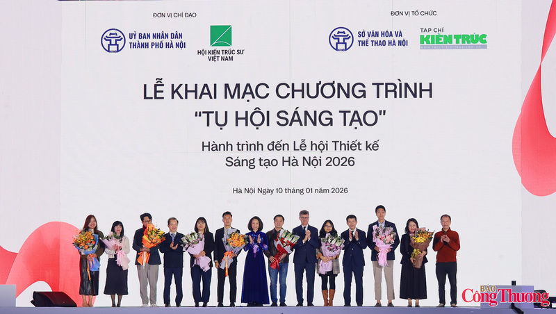Lãnh đạo Hà Nội tặng hoa các đơn vị tham gia Lễ hội Thiết kế Sáng tạo Hà Nội 2026.