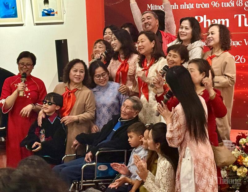 Nhạc sĩ Phạm Tuyên hạnh phúc đón sinh nhật thứ 96. Ảnh: Diệu Anh