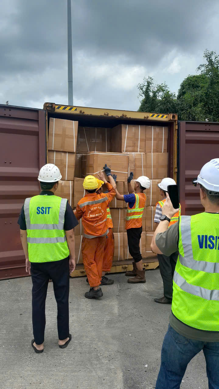 Kiểm tra lô hàng thuốc lá điếu hiệu Lambert & Butler. Ảnh: CHQ