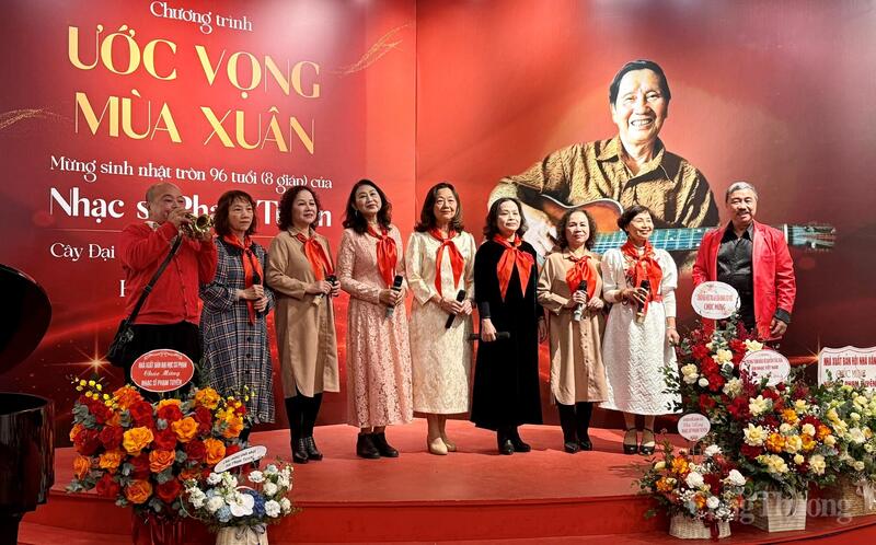 Bài hát “Tiến lên đoàn viên” được trình bày bởi các cựu đội viên Câu lạc bộ Thiếu nhi Hà Nội. Ảnh: Diệu Anh