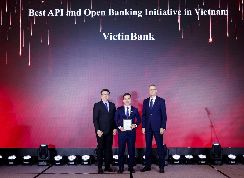 Đại diện VietinBank nhận giải thưởng “Sáng kiến API và Ngân hàng mở đột phá nhất Việt Nam 2025”. Ảnh: Quỳnh Mai