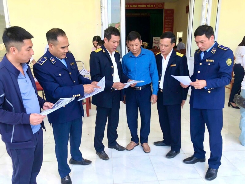 Ngoài công tác kiểm tra, xử lý nghiêm các hành vi vi phạm, lực lượng QLTT Thanh Hóa còn tăng cường phối hợp với cơ quan liên ngành đẩy mạnh công tác tuyên truyền. Ảnh: QLTT Thanh Hóa.