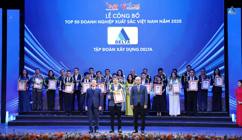 Đại diện DELTA Group, ông Hoàng Văn Thắng – Giám đốc Ban Kinh doanh - Đấu thầu, kiêm Trưởng phòng Dự toán - Khối lượng nhận danh hiệu Top 50 doanh nghiệp xuất sắc Việt Nam 2025 tại buổi Lễ.