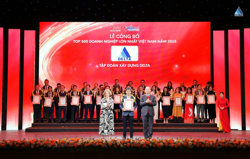 Ông Hoàng Văn Thắng - Giám đốc Ban Kinh doanh - Đấu thầu, kiêm Trưởng phòng Dự toán - Khối lượng thay mặt DELTA Group nhận danh hiệu Top 500 doanh nghiệp lớn nhất Việt Nam 2025.