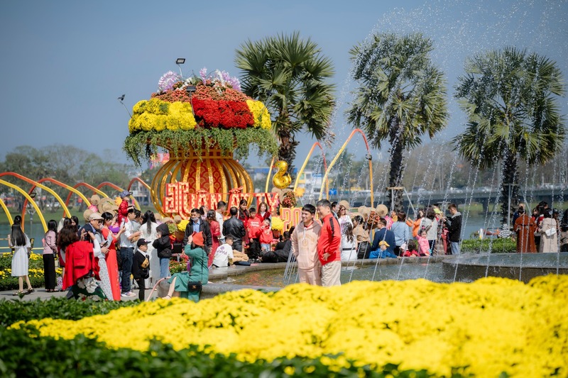 Các công viên hai bên bờ sông Hương sẽ được trang trí lộng lẫy, tạo điểm nhấn thu hút du khách và nhân dân du xuân. Ảnh: H. Minh.