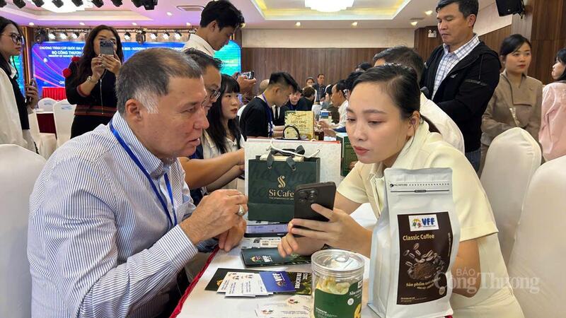 Doanh nghiệp nước ngoài vào Đắk Lắk mua hàng thông qua hội nghị xúc tiến thương mại do Sở Công Thương Đắk Lắk chủ trì. Ảnh: Vũ Long