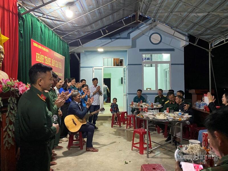 Người dân xã Hoà Thịnh vui mừng đón nhà mới. Ảnh: Công Bắc