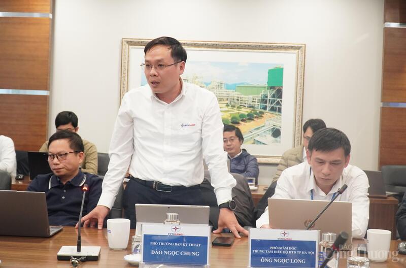 Ông Đào Ngọc Chung - Phó Trưởng ban Kỹ thuật, EVNHANOI báo cáo công tác đảm bảo cấp điện cho Đại hội XIV của Đảng