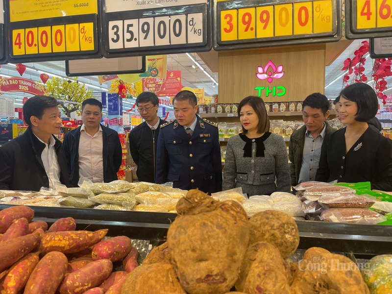 Phó Cục Quản lý và Phát triển thị trường trong nước Nguyễn Thúy Hiền (thứ ba từ phải qua) kiểm tra nguồn cung hàng hóa và giá cả tại siêu thị Co.opmart Hà Tĩnh.