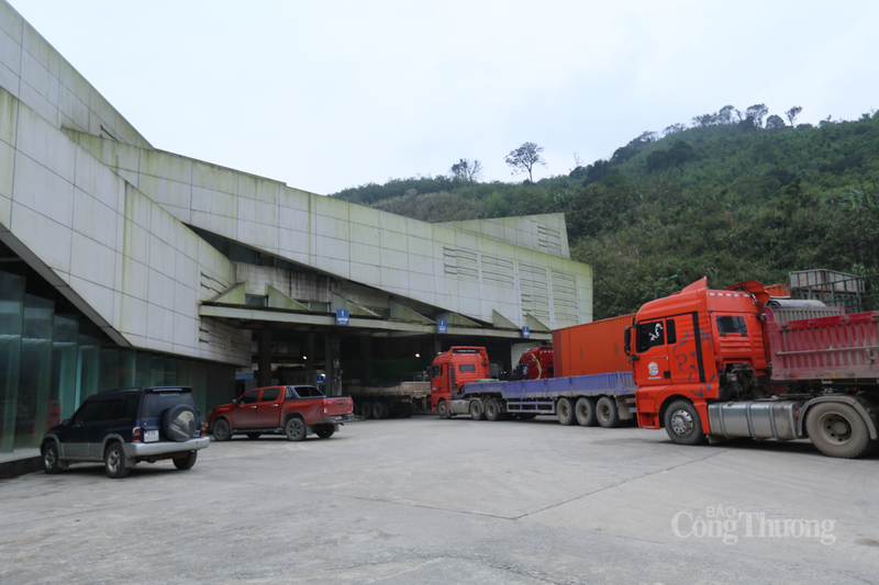 Ở chiều xuất khẩu cũng nhộn nhịp bởi hàng dài xe tải chờ làm thủ tục thông quan.
