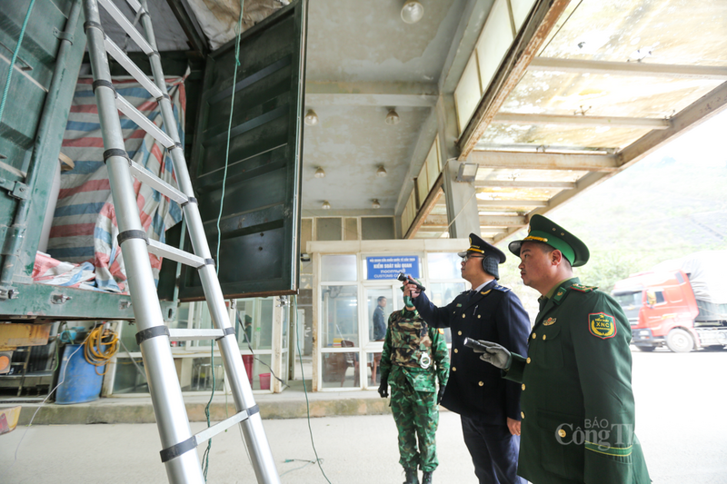 Các mặt hàng chủ lực nhập khẩu dịp này chủ yếu là nông sản, hàng tiêu dùng, điện gia dụng và nguyên liệu sản xuất từ Thái Lan, Lào phục vụ nhu cầu mua sắm tăng cao của người dân trong nước.