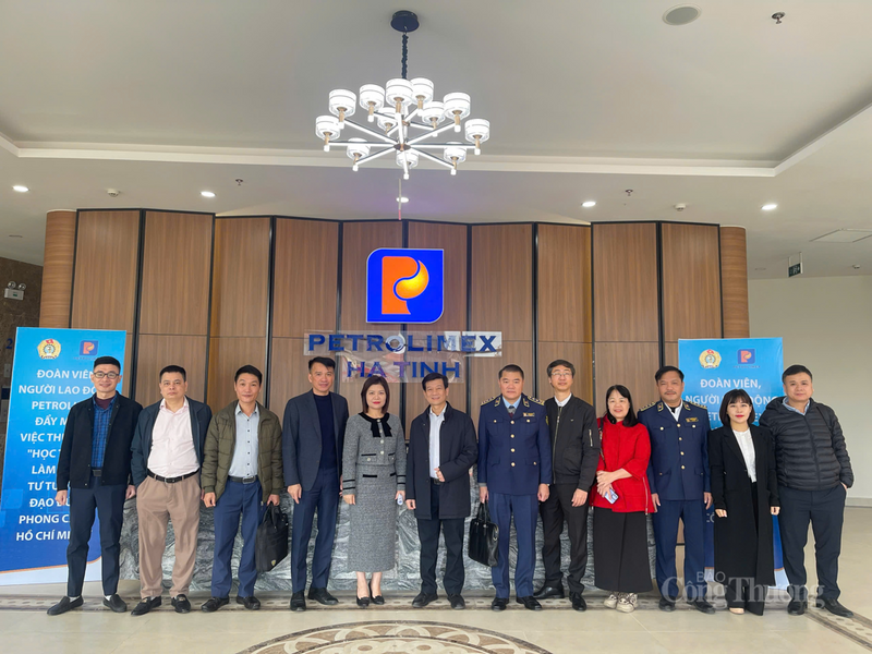 Đoàn công tác của Cục Quản lý và Phát triển thị trường trong nước tổ chức làm việc và kiểm tra thực tế trên địa bàn tỉnh Hà Tĩnh. Ảnh: Phúc Sơn