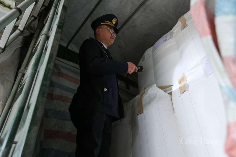 Hàng hóa đi qua cửa khẩu được kiểm tra chặt chẽ bởi nhiều lực lượng.
