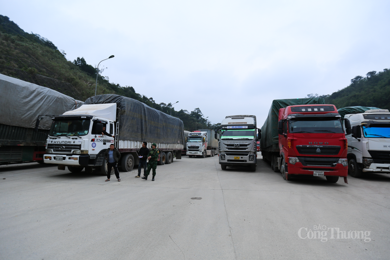 Theo ghi nhận của phóng viên Báo Công Thương, Cửa khẩu quốc tế Cầu Treo (Cửa khẩu Cầu Treo), tỉnh Hà Tĩnh những ngày đầu tháng 1 năm 2026 luôn trong tình trạng tấp nập. Từng đoàn xe container, xe tải luân phiên nối đuôi nhau làm thủ tục xuất nhập cảnh.