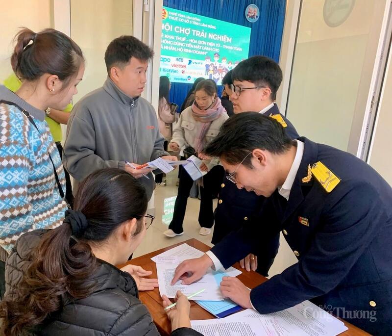 Cán bộ thuế tỉnh Lâm Đồng với phương châm "lấy người dân làm trung tâm". Ảnh: Minh An