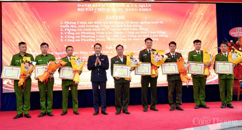 Cục Thuế trao bằng khen của Bộ Tài chính cho Công an tỉnh Lâm Đồng có đóng góp trong công tác thuế 2025. Ảnh: Minh An