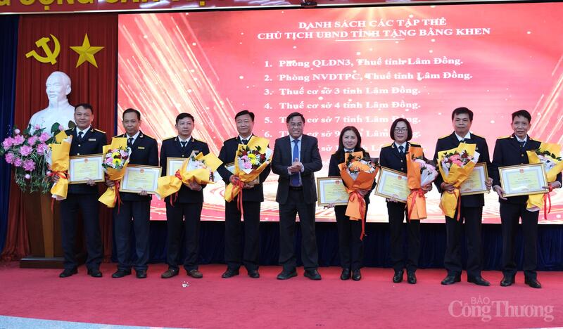 UBND tỉnh Lâm Đồng khen thưởng các tập thể Thuế tỉnh Lâm Đồng có nhiều đóng góp năm 2025. Ảnh: Minh An