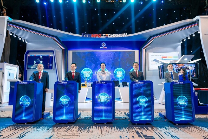 Các đại biểu EVNNPC thực hiện nghi thức khai mạc Triển lãm khoa học công nghệ EVNNPC