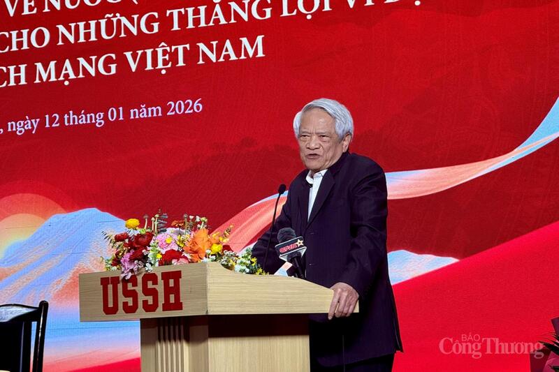 PGS.TS Bùi Đình Phong, Viện Hồ Chí Minh và các lãnh tụ của Đảng, Học viện Chính trị Quốc gia Hồ Chí Minh phát biểu tại hội thảo. Ảnh: Diệu Anh.