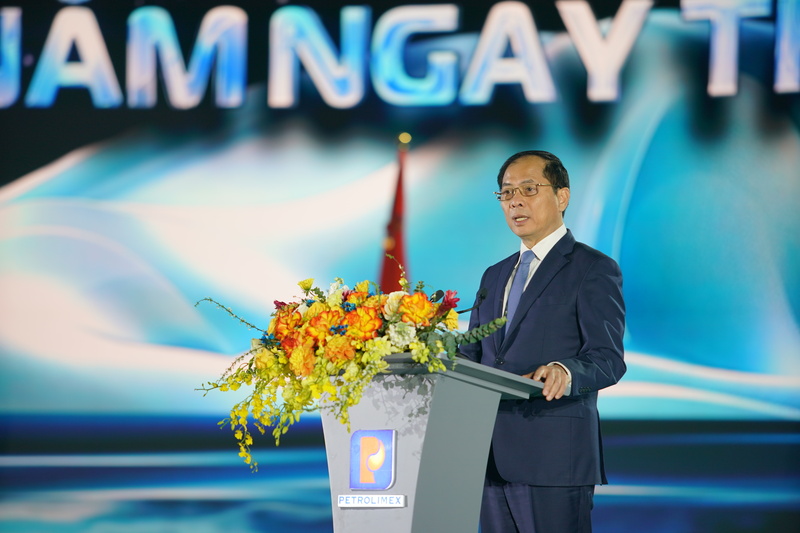 Đồng chí Bùi Thanh Sơn - Ủy viên Trung ương Đảng, Phó Thủ tướng Chính phủ phát biểu chỉ đạo tại lễ kỷ niệm.