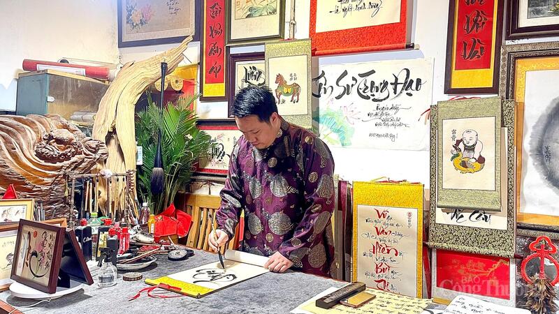 Nghệ nhân thư pháp - thư pháp gia Trần Võ Hiệp, người đã có nhiều năm nghiên cứu và thực hành thư pháp Việt.