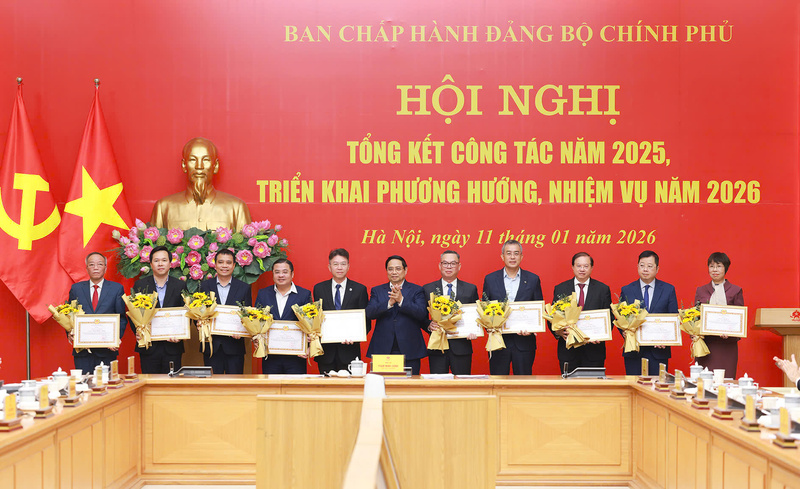 Ông Phùng Quang Hiệp (thứ 4 từ trái qua) cùng các cá nhân có thành tích xuất sắc nhận Bằng khen của Ban Chấp hành Đảng bộ Chính phủ.