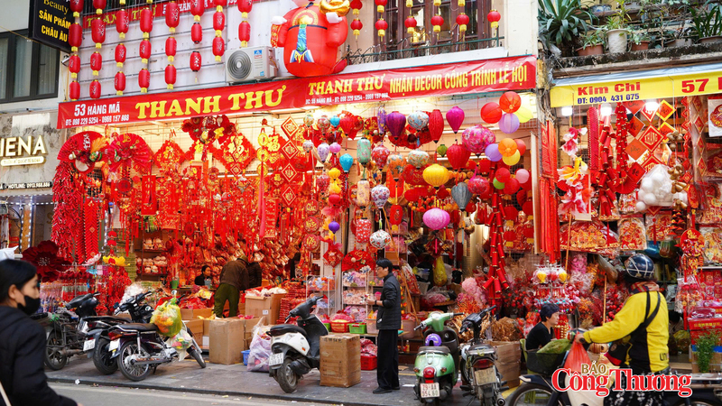 Dạo bước trên phố Hàng Mã những ngày cận Tết, du khách dễ dàng bị thu hút bởi đồ trang trí với tông màu đỏ và vàng chủ đạo. Ảnh: Thái Mạnh