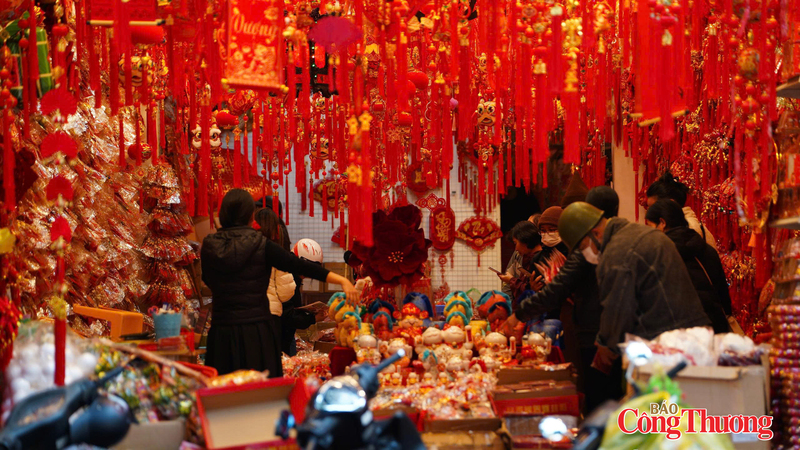 Những câu đối, lời chúc tết muôn vẻ được khách hàng yêu thích. Ảnh: Thái Mạnh