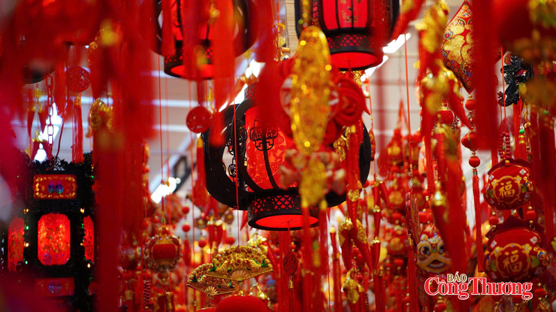 Các mặt hàng truyền thống vẫn chiếm ưu thế, đặc biệt là đèn lồng và đồ trang trí treo nhà. Ảnh: Thái Mạnh