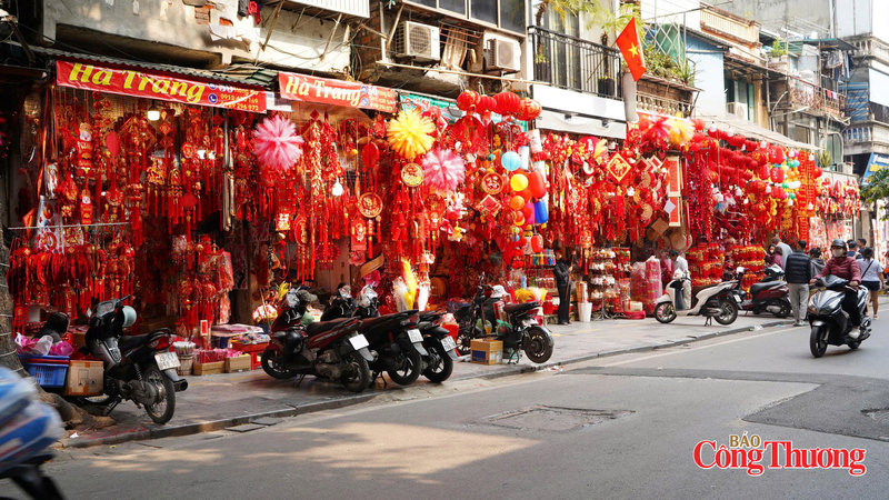 Việc sắp xếp hàng hóa gọn gàng, xe cộ đúng quy định giúp việc di chuyển và tham quan của người dân trở nên thuận tiện. Ảnh: Thái Mạnh