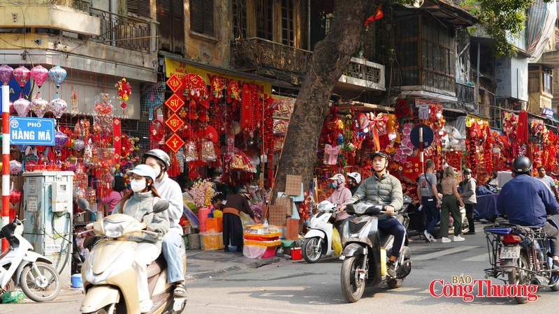 Các cửa hàng san sát nhau tạo nên một diện mạo rực rỡ cho phố Hàng Mã. Ảnh: Thái Mạnh