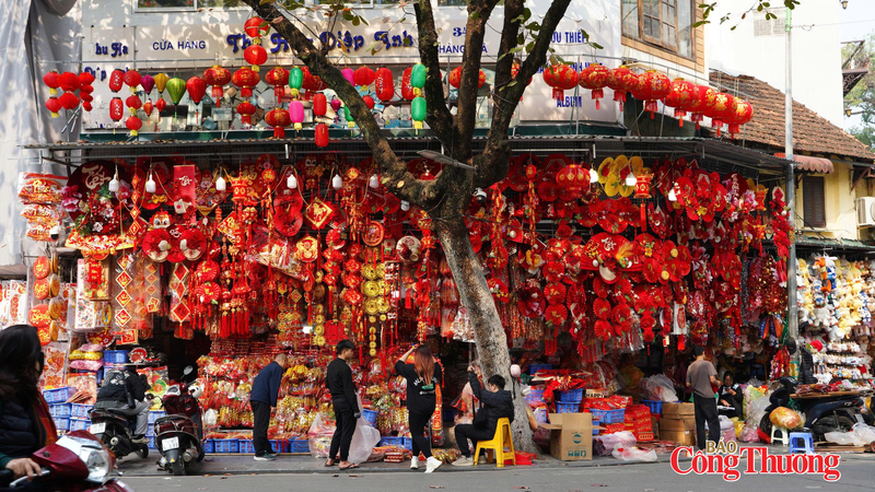 Cả phố khoác lên màu sắc đỏ, sắc vàng lung linh phủ kín các gian hàng, cảm giác Tết đến rất gần. Ảnh: Thái Mạnh