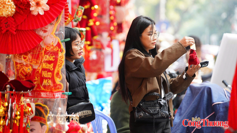 Khách hàng thích thú với linh vật Tết Bính Ngọ là chú ngựa đỏ rực rỡ. Ảnh: Thái Mạnh