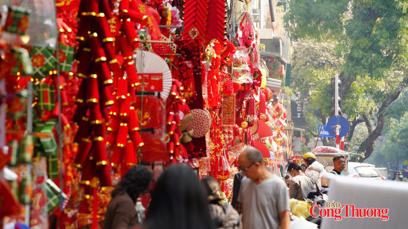 Những câu đối đỏ, tràng pháo Tết và bánh chưng xanh được mô phỏng tinh tế thành các vật phẩm trang trí, mang đậm hương sắc Tết cổ truyền. Ảnh: Thái Mạnh